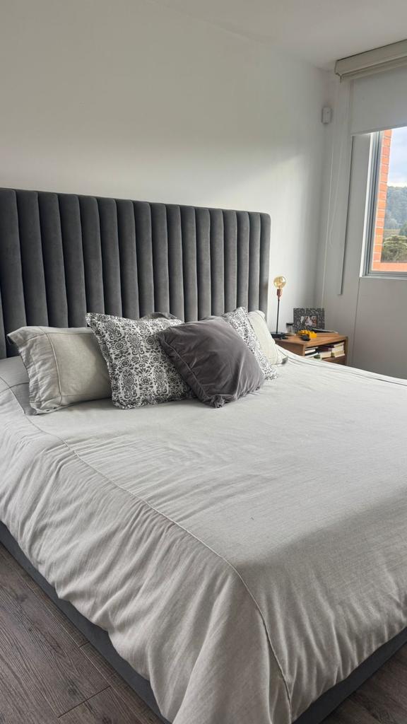 Cama, nocheros y colchón #1041