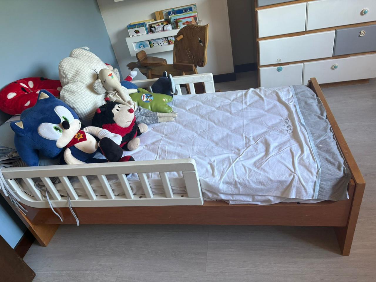 Cama, colchón y cajonera #949